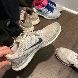 white nike tennis shoes